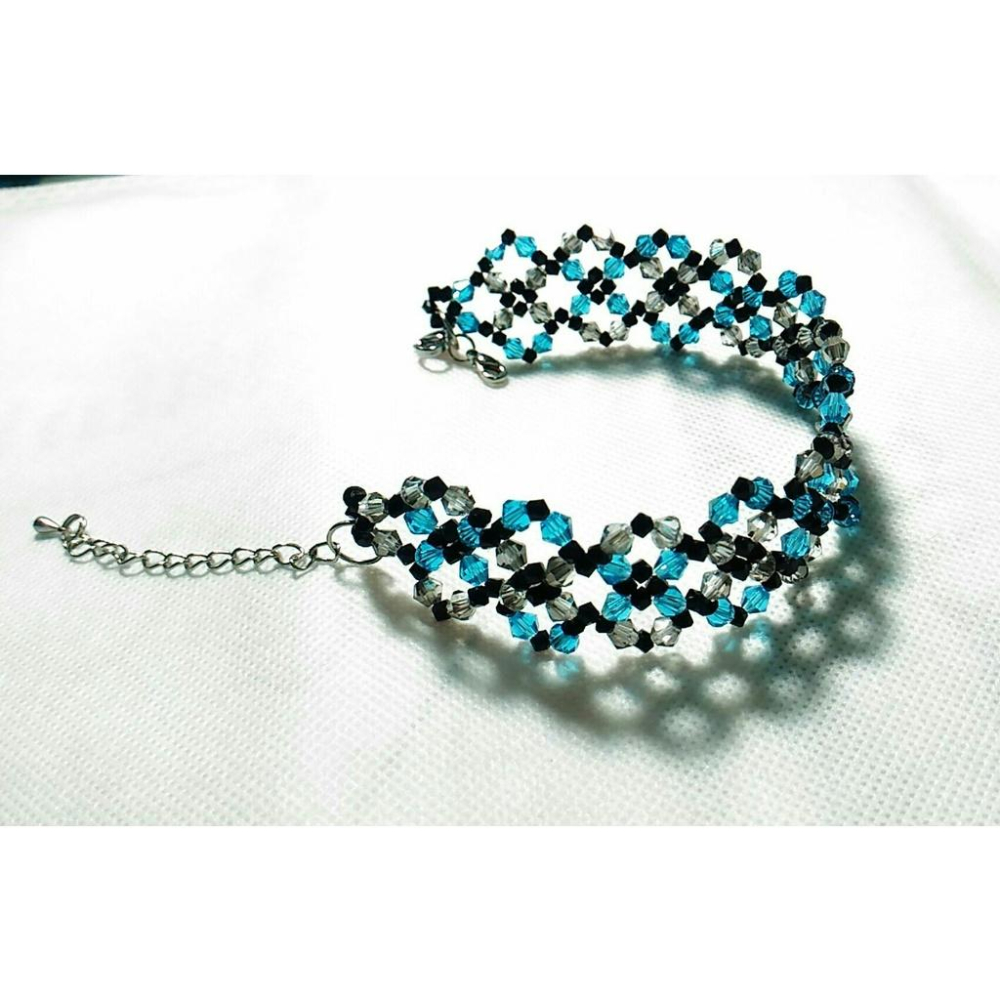 題ピ＞純手工華麗風格玻璃水鑽水晶鑽灰藍黑色系斜鑽寬版菱形花朵水鑽水晶鑽手鍊-細節圖3