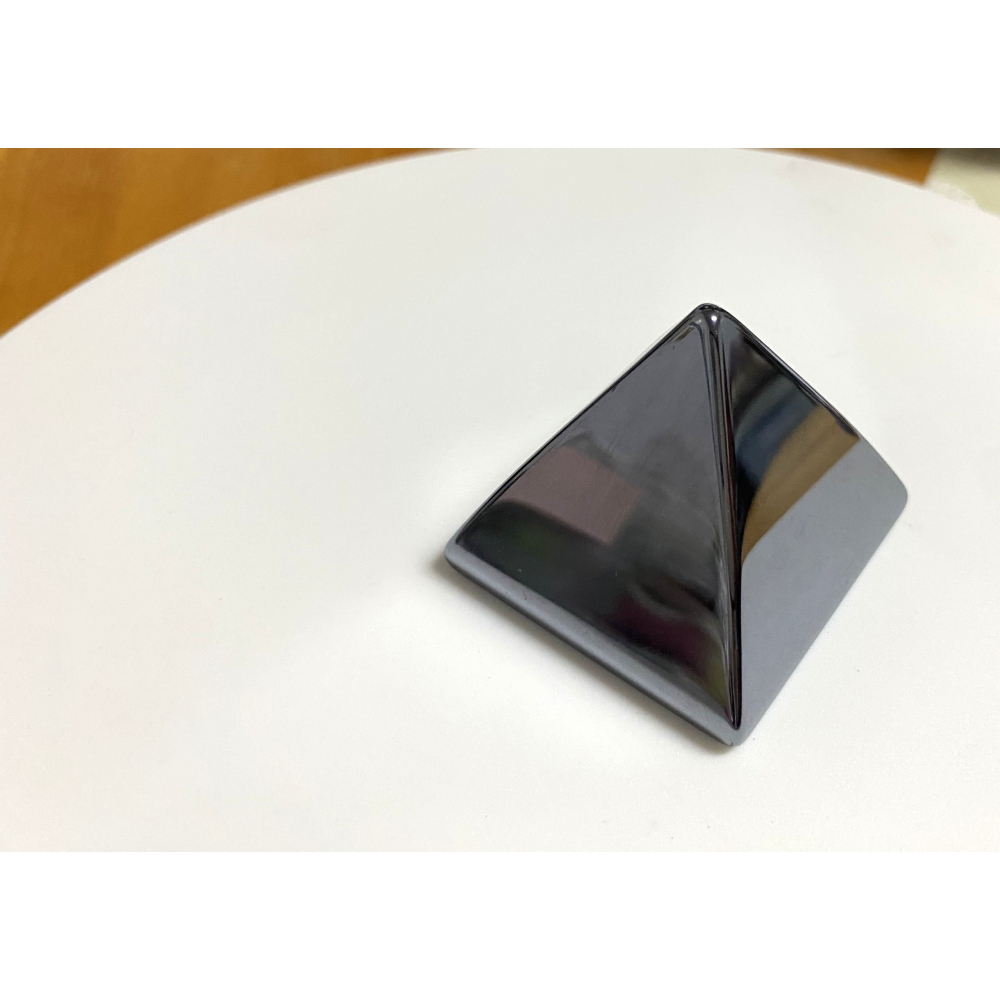 ㊣TiBi手趣㊣◆情牽水晶時刻舒心◆能量鈦赫茲石太赫茲石正三角形太赫茲石每邊長4CM書鎮擺件擺飾刮痧點按壓工具-細節圖3