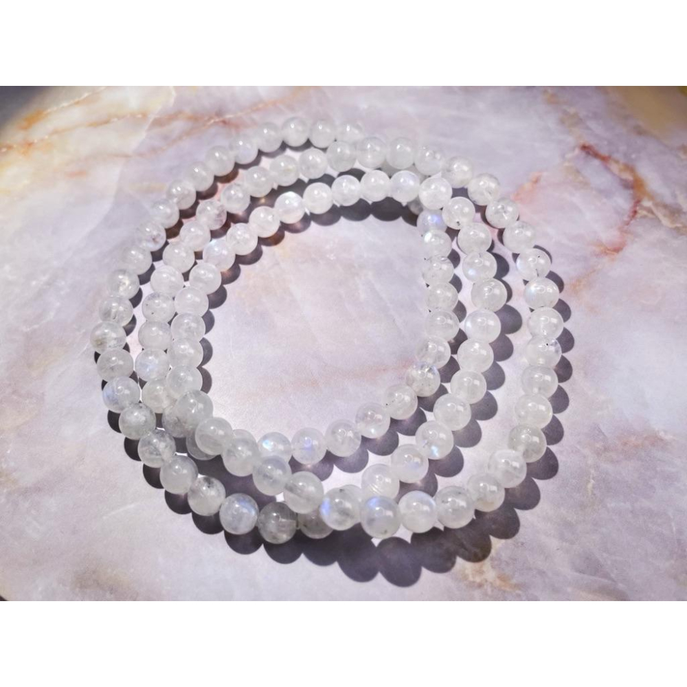 【羊角樹工作室】奶油白月光石三圈手串5mm-細節圖5