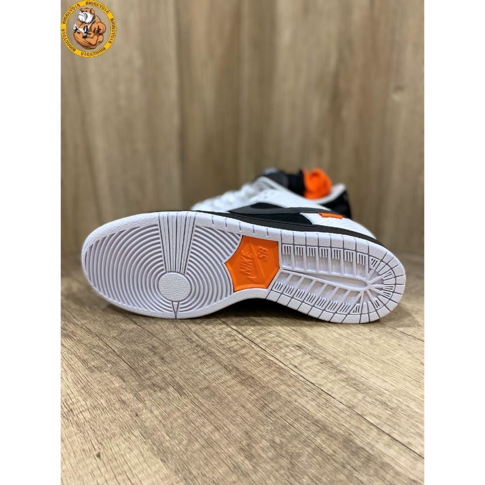 【大隻佬】TIGHTBOOTH x Nike Dunk SB Low 黑白 橘 聯名 反轉 熊貓 FD2629-100-細節圖7