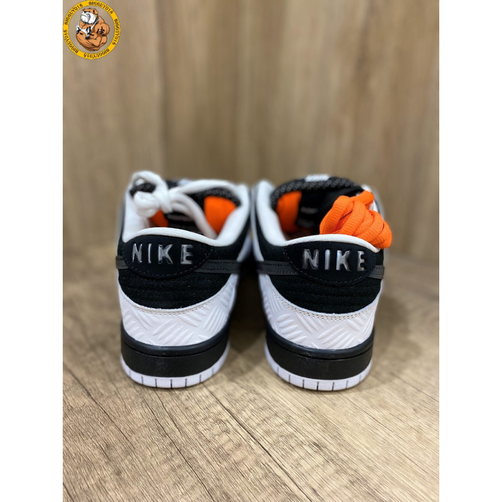 【大隻佬】TIGHTBOOTH x Nike Dunk SB Low 黑白 橘 聯名 反轉 熊貓 FD2629-100-細節圖5