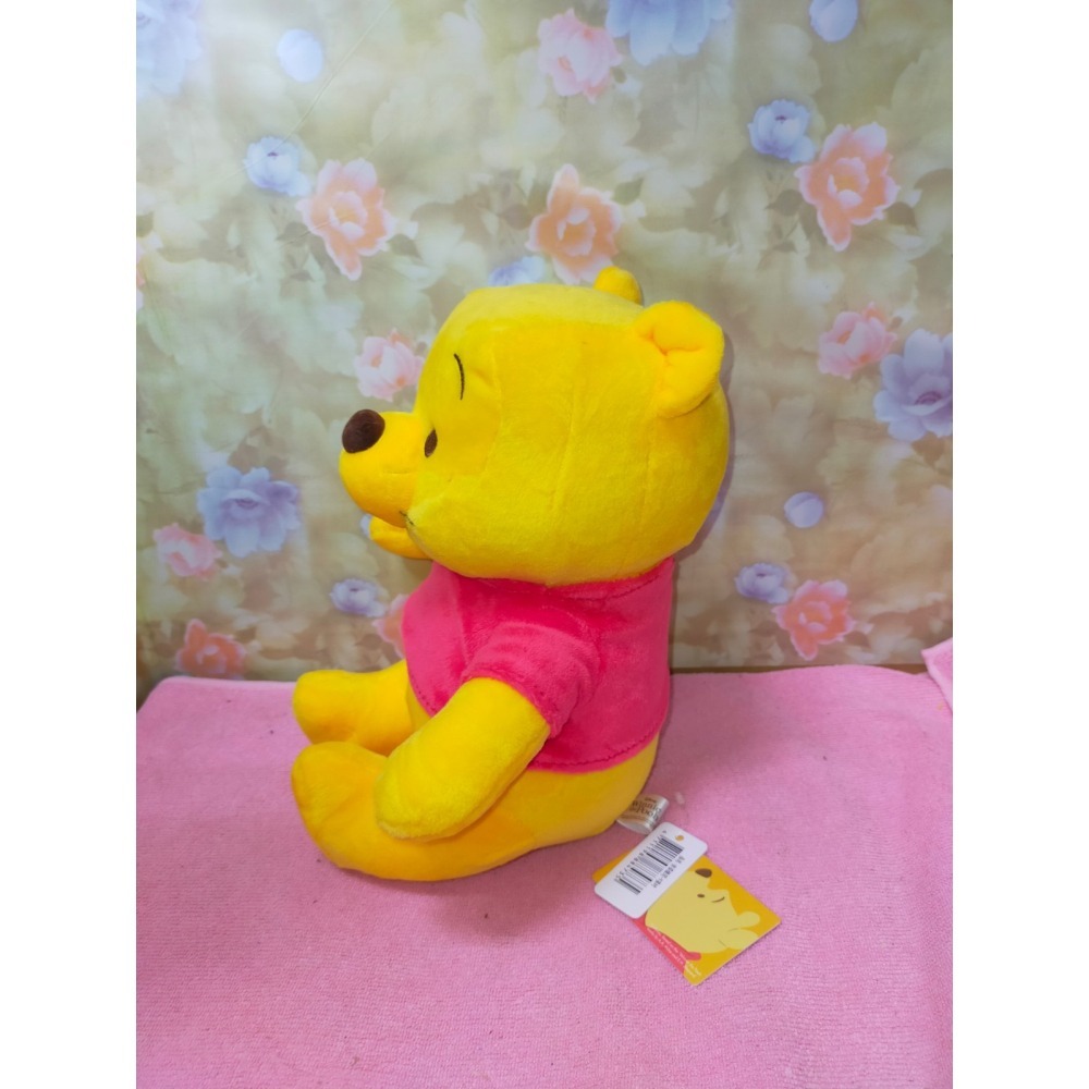 迪士尼 正版 維尼 小熊維尼 坐姿款 娃娃 玩偶 絨毛玩偶 9英吋 高約23CM-細節圖2