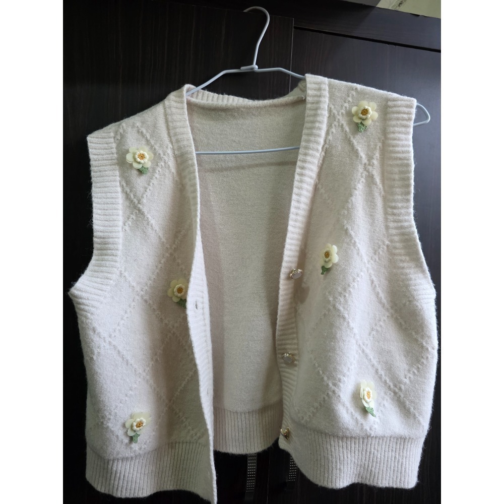 日系復古小花針織背心｜米白色 V領｜立體花朵刺繡｜毛衣背心｜百搭外搭-細節圖3