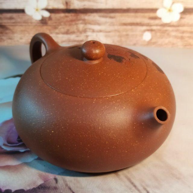 🍵紅降坡泥 扁西施🍵 陶刻花開富貴+雙彩泥繪上色14孔出水 180cc 
《紫玉金砂 溫潤如玉》 -細節圖2