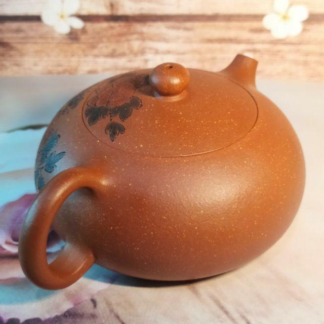 🍵紅降坡泥 扁西施🍵 陶刻花開富貴+雙彩泥繪上色14孔出水 180cc 
《紫玉金砂 溫潤如玉》 -細節圖3