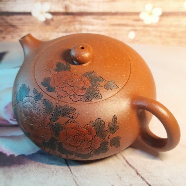 🍵紅降坡泥 扁西施🍵 陶刻花開富貴+雙彩泥繪上色14孔出水 180cc 
《紫玉金砂 溫潤如玉》 -細節圖4