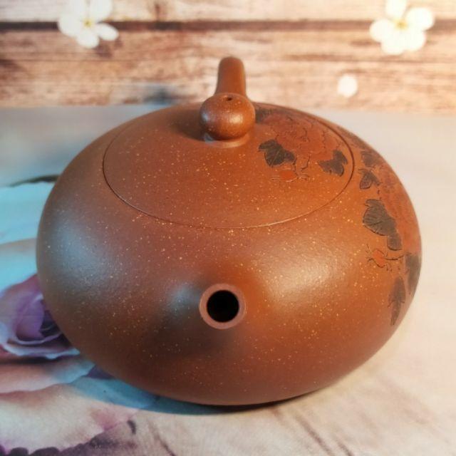 🍵紅降坡泥 扁西施🍵 陶刻花開富貴+雙彩泥繪上色14孔出水 180cc 
《紫玉金砂 溫潤如玉》 -細節圖5