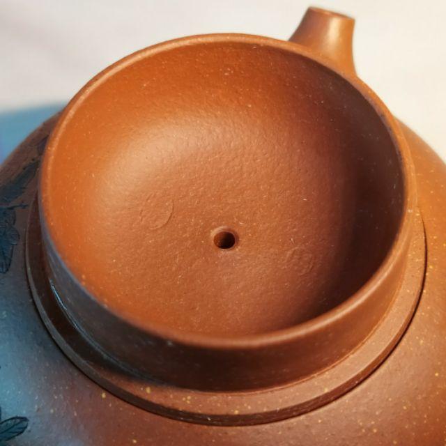 🍵紅降坡泥 扁西施🍵 陶刻花開富貴+雙彩泥繪上色14孔出水 180cc 
《紫玉金砂 溫潤如玉》 -細節圖6