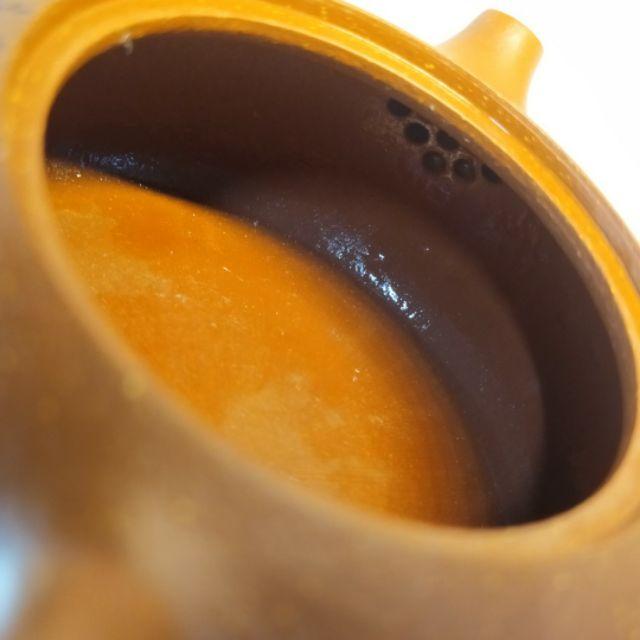 🍵紅降坡泥 扁西施🍵 陶刻花開富貴+雙彩泥繪上色14孔出水 180cc 
《紫玉金砂 溫潤如玉》 -細節圖7