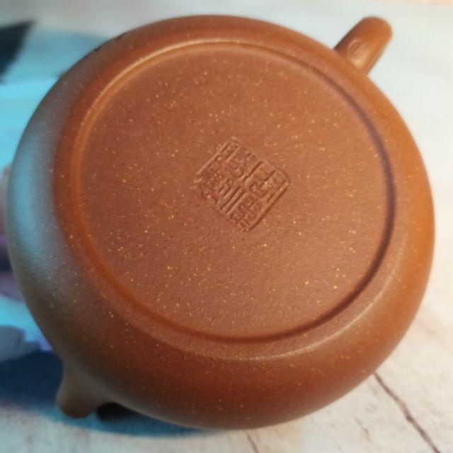 🍵紅降坡泥 扁西施🍵 陶刻花開富貴+雙彩泥繪上色14孔出水 180cc 
《紫玉金砂 溫潤如玉》 -細節圖8