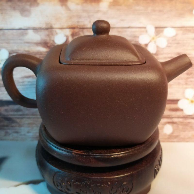 ‌🍵宜興紫砂廠 紫泥  四方寶盒壺🍵出水：7孔 容量：約120cc 底款：華小其 宜興 宜興壺 紫砂壺 茶壺 茶具-細節圖2