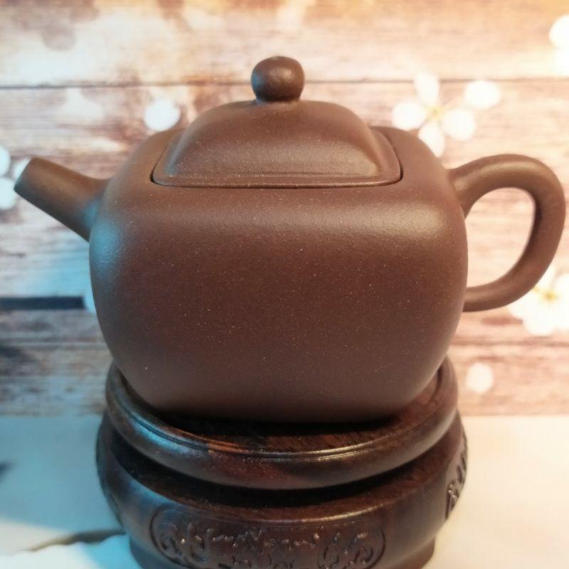 ‌🍵宜興紫砂廠 紫泥  四方寶盒壺🍵出水：7孔 容量：約120cc 底款：華小其 宜興 宜興壺 紫砂壺 茶壺 茶具-細節圖3