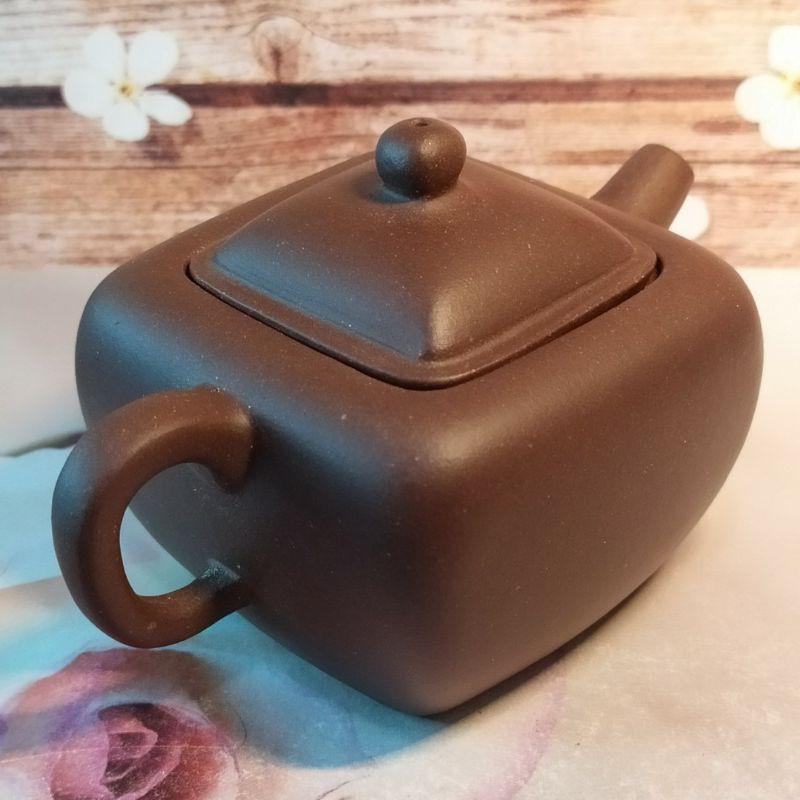 ‌🍵宜興紫砂廠 紫泥  四方寶盒壺🍵出水：7孔 容量：約120cc 底款：華小其 宜興 宜興壺 紫砂壺 茶壺 茶具-細節圖4