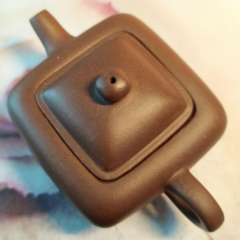 ‌🍵宜興紫砂廠 紫泥  四方寶盒壺🍵出水：7孔 容量：約120cc 底款：華小其 宜興 宜興壺 紫砂壺 茶壺 茶具-細節圖5