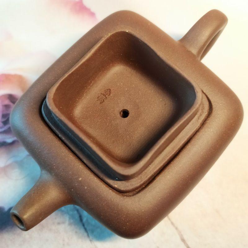 ‌🍵宜興紫砂廠 紫泥  四方寶盒壺🍵出水：7孔 容量：約120cc 底款：華小其 宜興 宜興壺 紫砂壺 茶壺 茶具-細節圖6