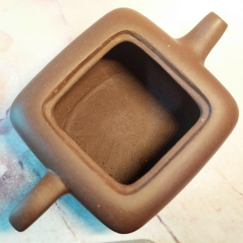 ‌🍵宜興紫砂廠 紫泥  四方寶盒壺🍵出水：7孔 容量：約120cc 底款：華小其 宜興 宜興壺 紫砂壺 茶壺 茶具-細節圖7