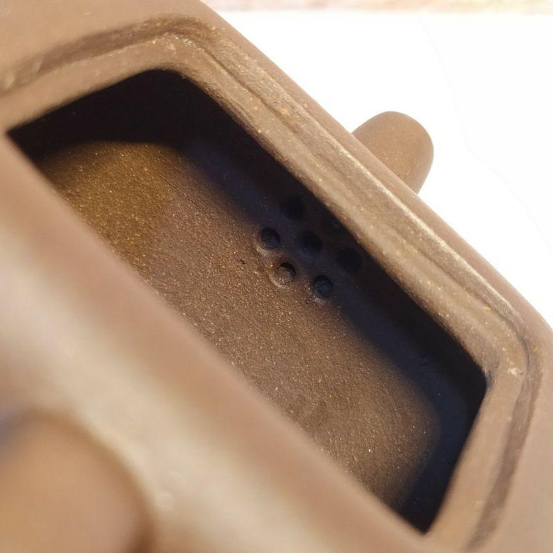 ‌🍵宜興紫砂廠 紫泥  四方寶盒壺🍵出水：7孔 容量：約120cc 底款：華小其 宜興 宜興壺 紫砂壺 茶壺 茶具-細節圖8