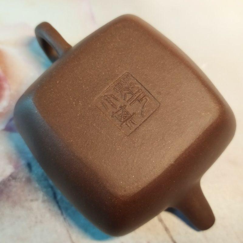 ‌🍵宜興紫砂廠 紫泥  四方寶盒壺🍵出水：7孔 容量：約120cc 底款：華小其 宜興 宜興壺 紫砂壺 茶壺 茶具-細節圖9