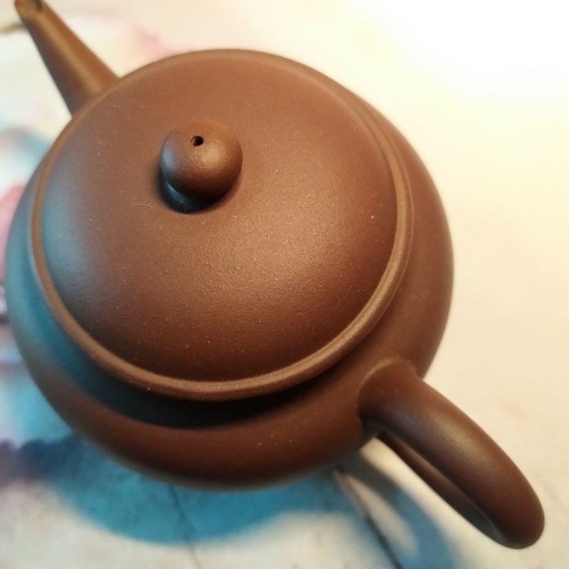 ‌🍵宜興紫砂廠 紫泥 薄胎 三足水平壺🍵泥料：紫泥 底款：中國宜興 蓋款：丽君 宜興 宜興壺 紫砂壺 茶壺 茶具-細節圖5