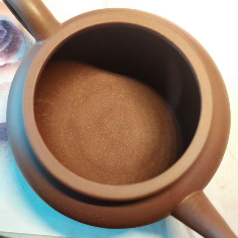 ‌🍵宜興紫砂廠 紫泥 薄胎 三足水平壺🍵泥料：紫泥 底款：中國宜興 蓋款：丽君 宜興 宜興壺 紫砂壺 茶壺 茶具-細節圖7