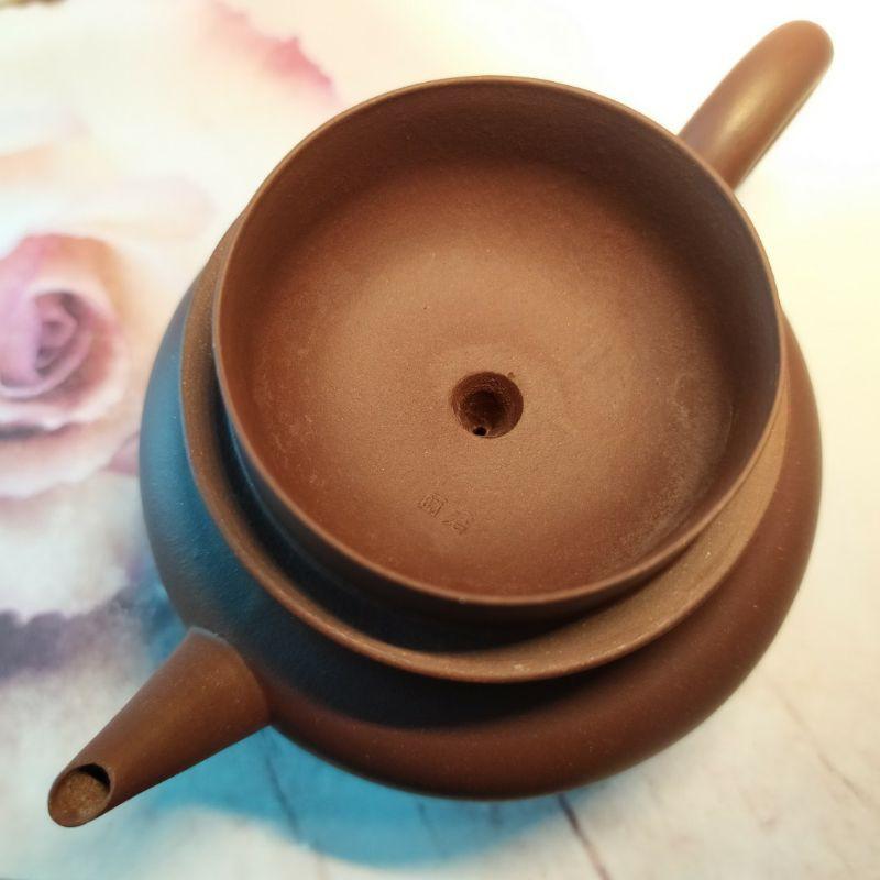 ‌🍵宜興紫砂廠 紫泥 薄胎 三足水平壺🍵泥料：紫泥 底款：中國宜興 蓋款：丽君 宜興 宜興壺 紫砂壺 茶壺 茶具-細節圖9