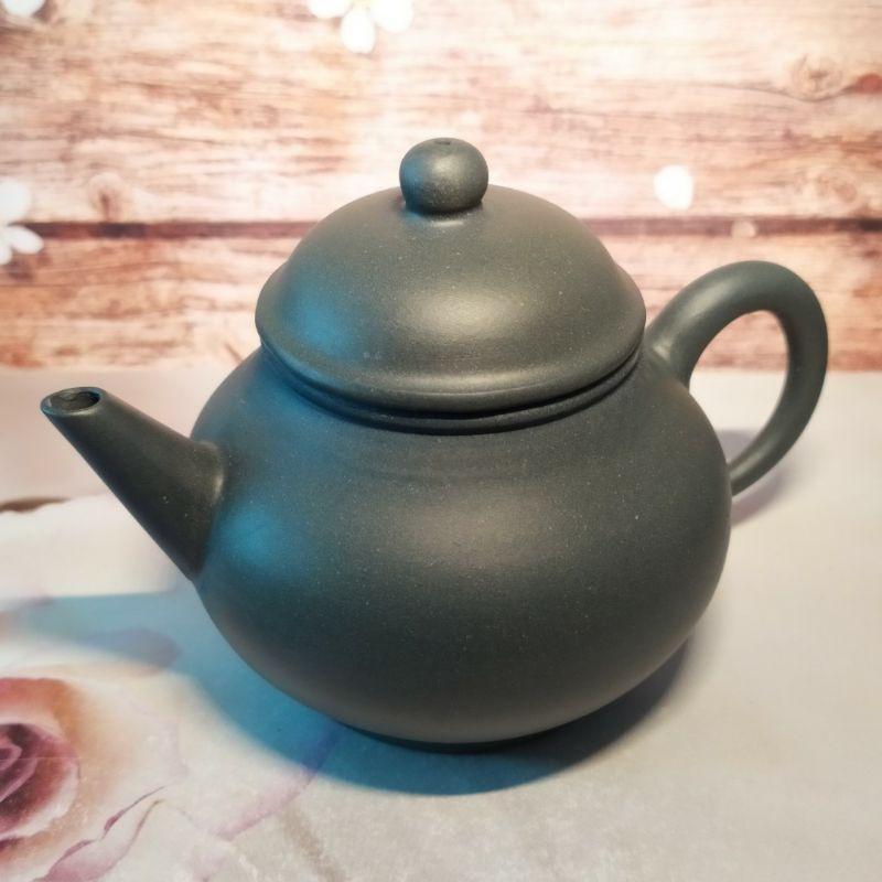 🍵宜興紫砂廠 綠泥 芭樂壺🍵壺名：芭樂水平壺 底款：中國宜興 泥料：綠泥 早期 宜興壺 紫砂壺 茶壺 茶具-細節圖2