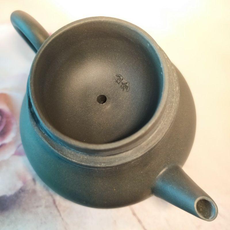 🍵宜興紫砂廠 綠泥 芭樂壺🍵壺名：芭樂水平壺 底款：中國宜興 泥料：綠泥 早期 宜興壺 紫砂壺 茶壺 茶具-細節圖7