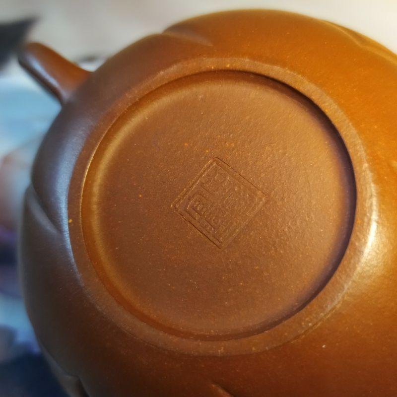 🍵紫砂一廠  如意壺 🍵壺名：心型如意壺底款：中國宜興 蓋款：漢棠泥料：清水泥 容量：約200cc 出水：7孔-細節圖9