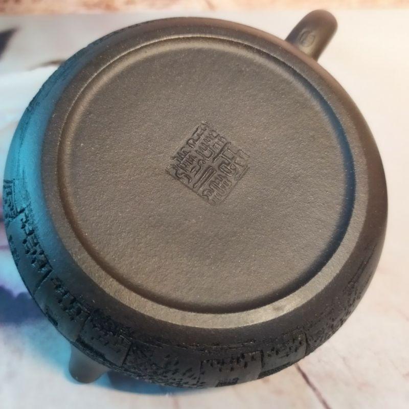 🍵原礦石黃 扁西施🍵  稀有泥料 珍藏精品  雙面陶刻  江南山水14孔出水 230cc 《紫玉金砂 溫潤如玉》-細節圖6