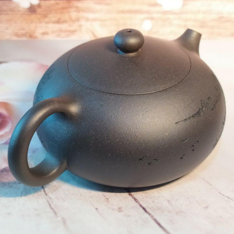 🍵原礦石黃 扁西施🍵  稀有泥料 珍藏精品  雙面陶刻  江南山水14孔出水 230cc 《紫玉金砂 溫潤如玉》-細節圖8