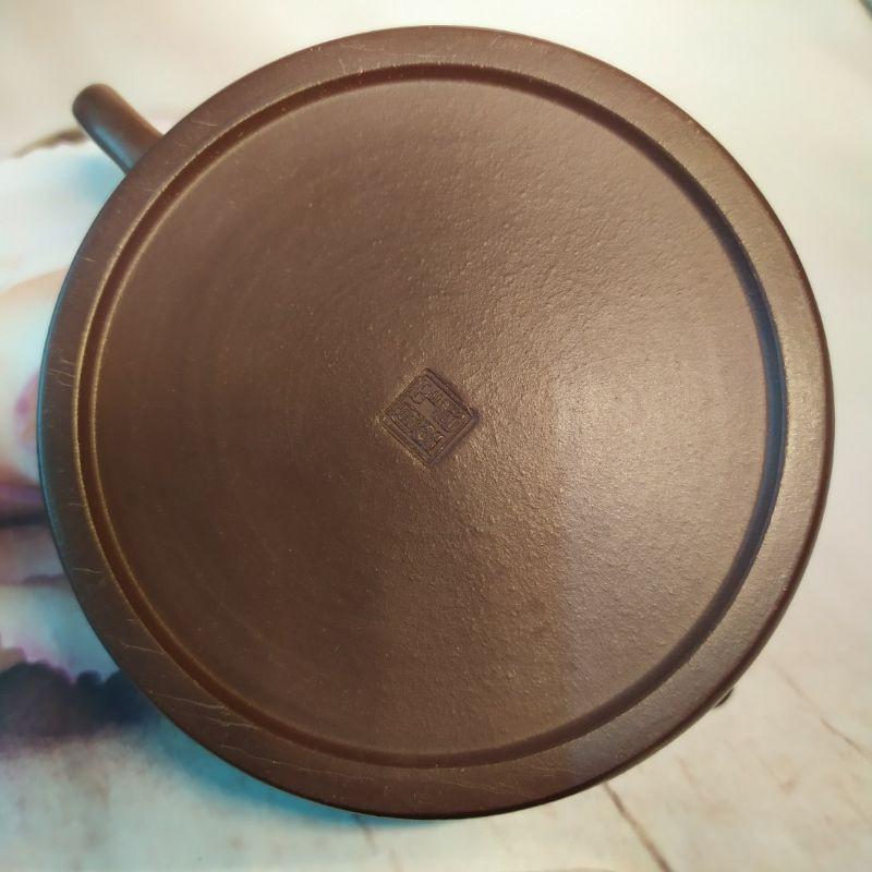 🍵宜興紫砂廠 黑星土 鐘鼎壺🍵壺名：鐘鼎壺底款：中國宜興 豆干章蓋款：洪泉 黑星土 宜興 宜興壺 紫砂壺 茶壺 茶具-細節圖7