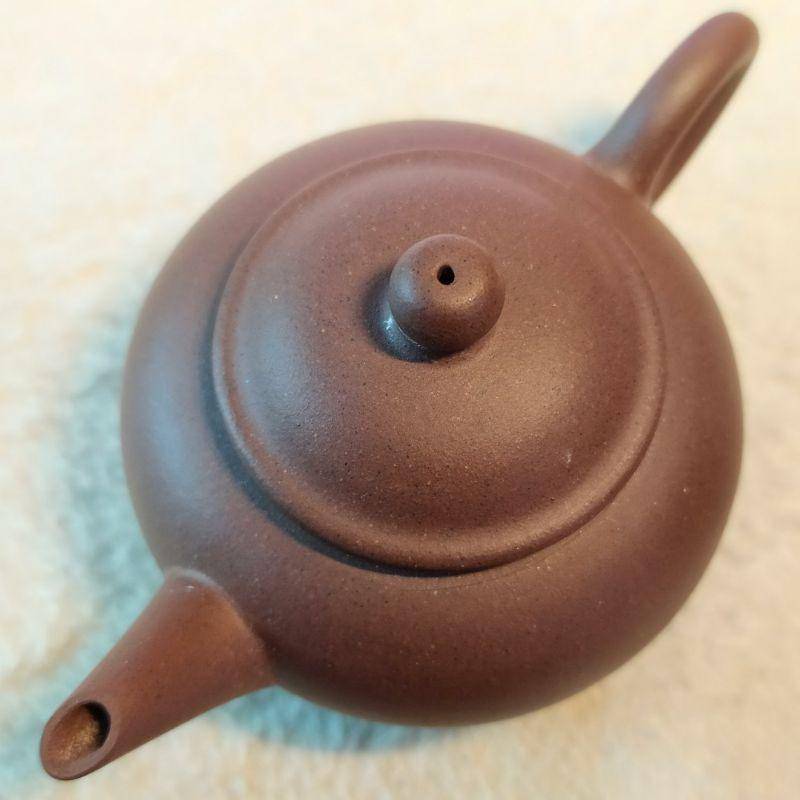 🍵紫砂一廠 紫泥 水平壺 🍵標準水平壺 底款：荊溪惠孟臣 蓋款：6 黑星土 宜興 紫砂壺 宜興 宜興壺 紫砂壺 茶具-細節圖2
