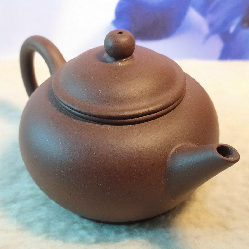 🍵紫砂一廠 紫泥 水平壺 🍵標準水平壺 底款：荊溪惠孟臣 蓋款：6 黑星土 宜興 紫砂壺 宜興 宜興壺 紫砂壺 茶具-細節圖3