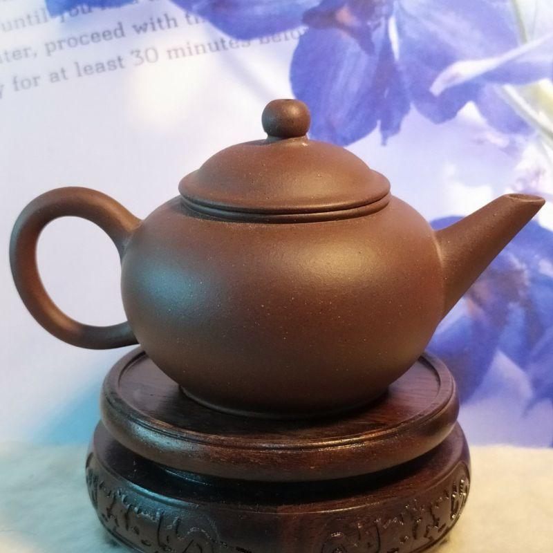 🍵紫砂一廠 紫泥 水平壺 🍵標準水平壺 底款：荊溪惠孟臣 蓋款：6 黑星土 宜興 紫砂壺 宜興 宜興壺 紫砂壺 茶具-細節圖6