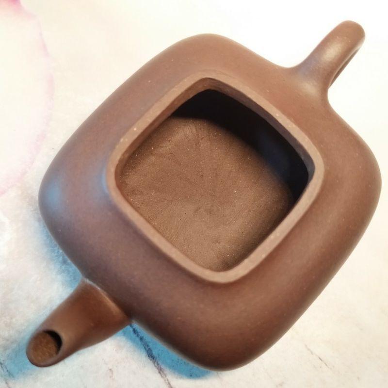 ‌🍵宜興紫砂廠 紫泥  傳爐壺🍵壺名：傳爐 出水：4孔 容量：約90cc 泥料：紫泥 宜興壺 紫砂壺 茶壺 茶具-細節圖7