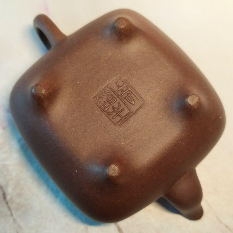 ‌🍵宜興紫砂廠 紫泥  傳爐壺🍵壺名：傳爐 出水：4孔 容量：約90cc 泥料：紫泥 宜興壺 紫砂壺 茶壺 茶具-細節圖9