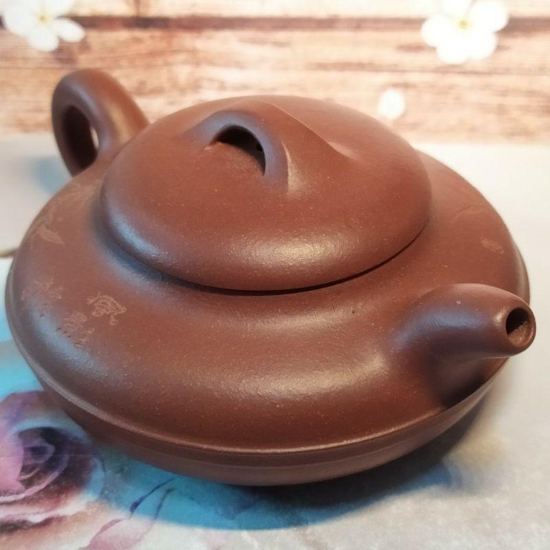 🍵宜興紫砂廠 清水泥 線圓壺🍵壺名：雙面陶刻 線圓壺 底款：中國宜興 蓋款洪泉 清水泥 早期 宜興壺 紫砂壺 茶壺 茶具-細節圖4