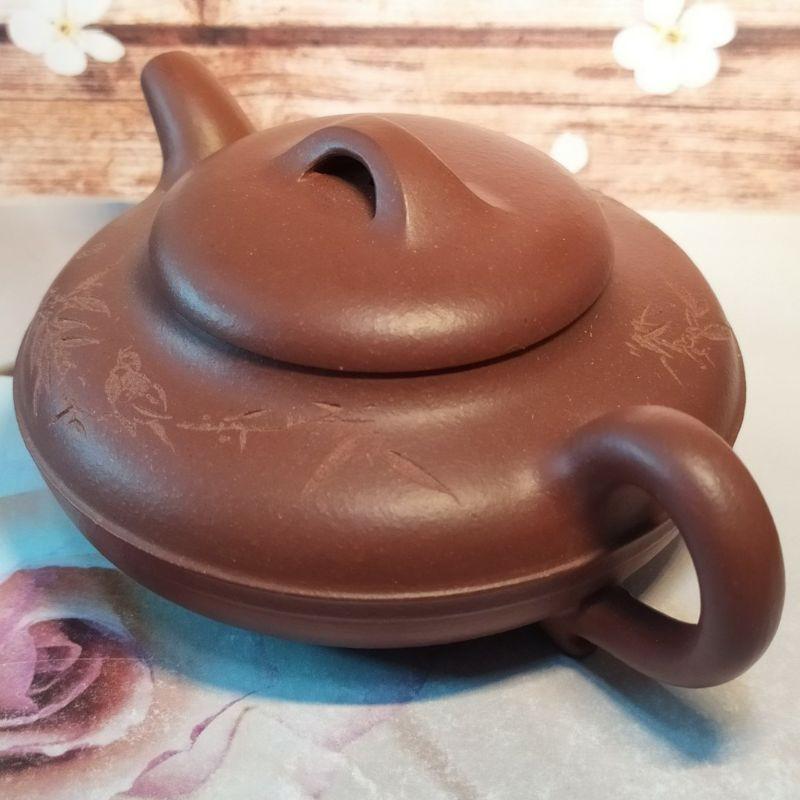 🍵宜興紫砂廠 清水泥 線圓壺🍵壺名：雙面陶刻 線圓壺 底款：中國宜興 蓋款洪泉 清水泥 早期 宜興壺 紫砂壺 茶壺 茶具-細節圖5