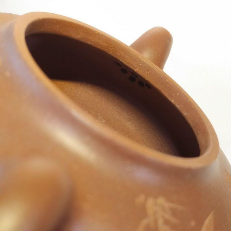 🍵宜興紫砂廠 清水泥 線圓壺🍵壺名：雙面陶刻 線圓壺 底款：中國宜興 蓋款洪泉 清水泥 早期 宜興壺 紫砂壺 茶壺 茶具-細節圖8