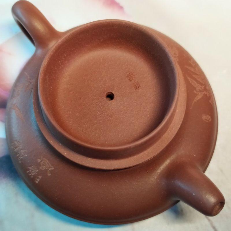 🍵宜興紫砂廠 清水泥 線圓壺🍵壺名：雙面陶刻 線圓壺 底款：中國宜興 蓋款洪泉 清水泥 早期 宜興壺 紫砂壺 茶壺 茶具-細節圖9