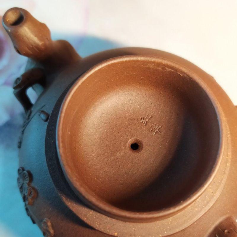 🍵宜興紫砂廠 紫泥 梅報春壺🍵壺名：梅報春底款：中國宜興 豆干章 蓋款：紅華 泥料：紫泥 宜興壺 紫砂壺 茶壺 茶具-細節圖9