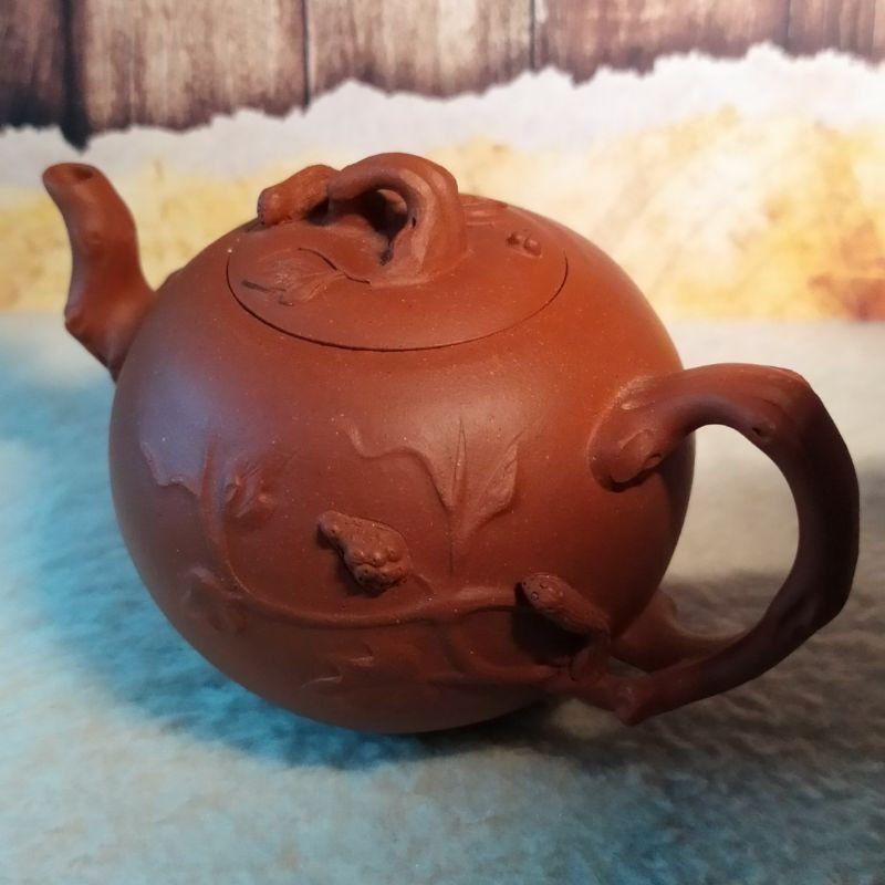 🍵紫砂一廠 清水泥 豐收壺🍵壺名：松鼠葡萄底款：中國宜興 豆干章蓋款：建新泥料：年糕土容量：約160cc-細節圖3