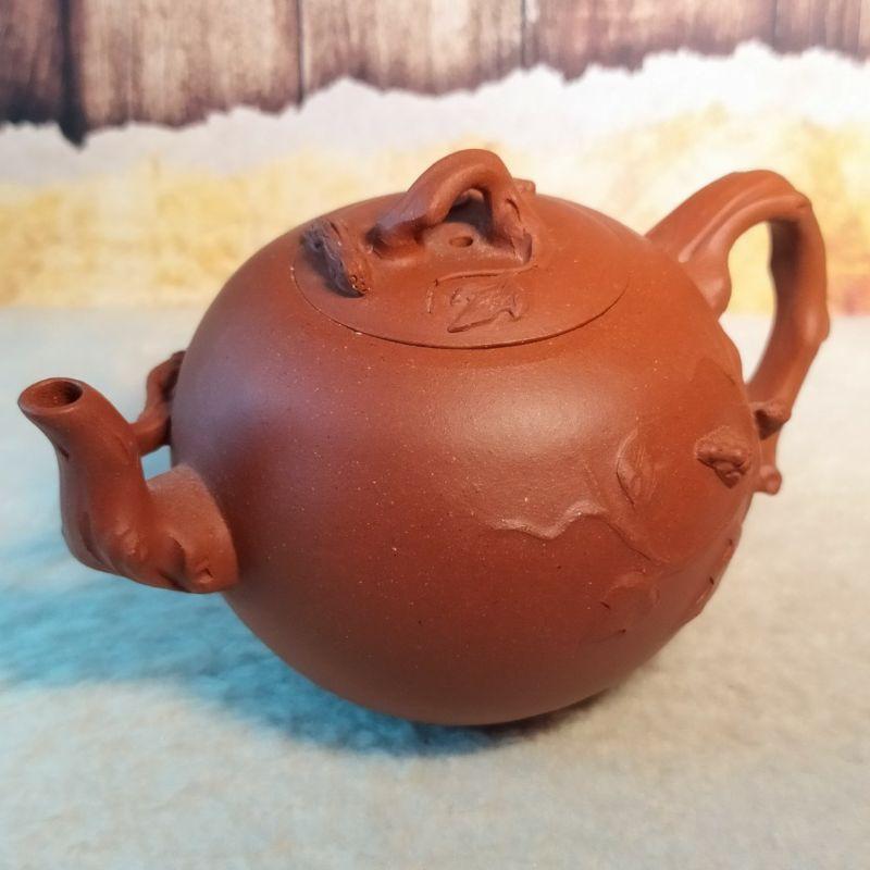 🍵紫砂一廠 清水泥 豐收壺🍵壺名：松鼠葡萄底款：中國宜興 豆干章蓋款：建新泥料：年糕土容量：約160cc-細節圖4