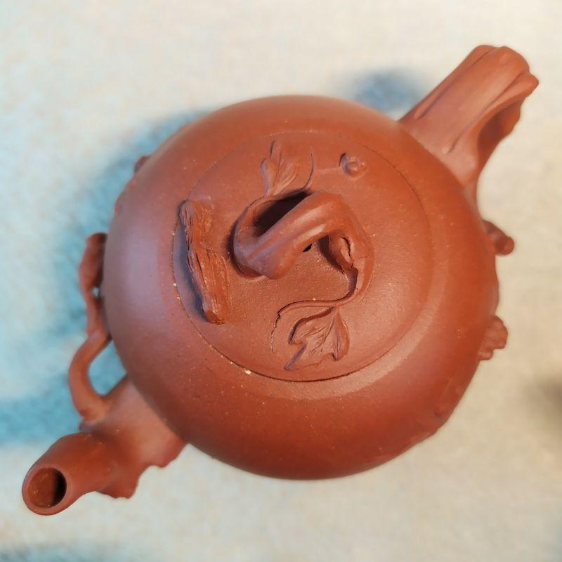 🍵紫砂一廠 清水泥 豐收壺🍵壺名：松鼠葡萄底款：中國宜興 豆干章蓋款：建新泥料：年糕土容量：約160cc-細節圖5