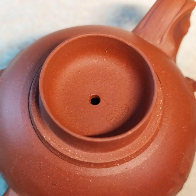 🍵紫砂一廠 清水泥 豐收壺🍵壺名：松鼠葡萄底款：中國宜興 豆干章蓋款：建新泥料：年糕土容量：約160cc-細節圖7