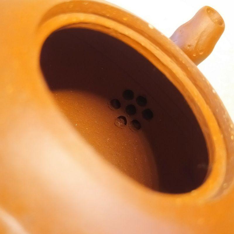 🍵紫砂一廠 清水泥 豐收壺🍵壺名：松鼠葡萄底款：中國宜興 豆干章蓋款：建新泥料：年糕土容量：約160cc-細節圖8