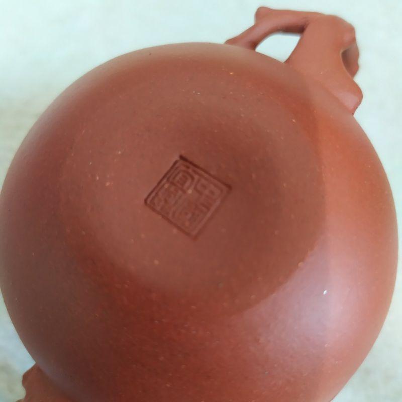 🍵紫砂一廠 清水泥 豐收壺🍵壺名：松鼠葡萄底款：中國宜興 豆干章蓋款：建新泥料：年糕土容量：約160cc-細節圖9