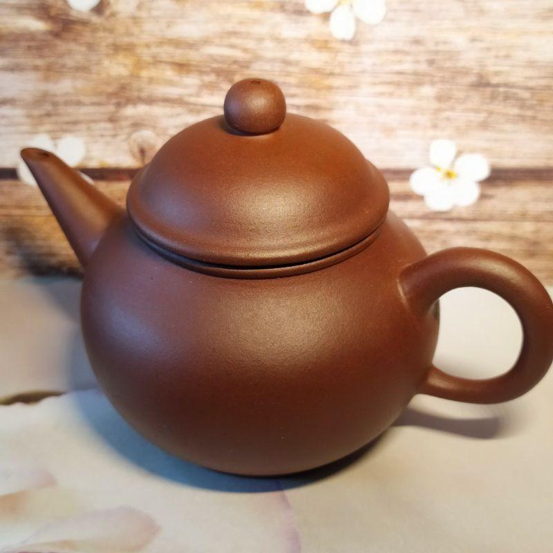 🍵宜興紫砂廠 紫泥 芭樂壺🍵壺名：芭樂水平壺 底款：中國宜興 泥料：紫泥 容量：約160cc 宜興壺 紫砂壺 茶壺 茶具-細節圖2