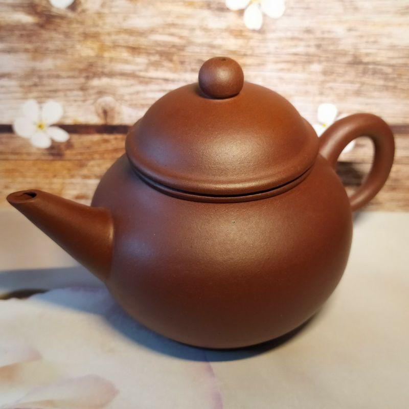 🍵宜興紫砂廠 紫泥 芭樂壺🍵壺名：芭樂水平壺 底款：中國宜興 泥料：紫泥 容量：約160cc 宜興壺 紫砂壺 茶壺 茶具-細節圖3