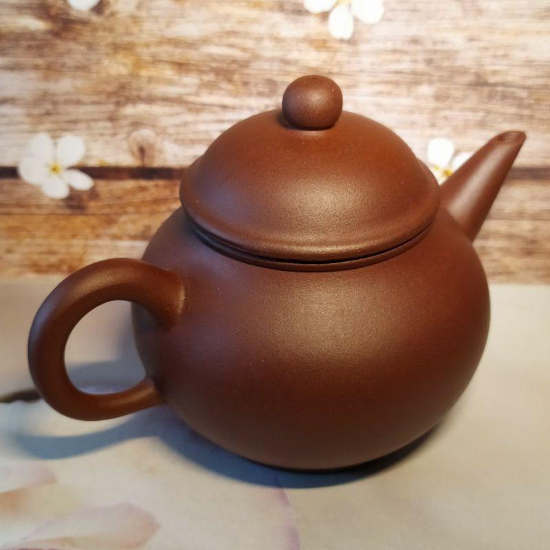 🍵宜興紫砂廠 紫泥 芭樂壺🍵壺名：芭樂水平壺 底款：中國宜興 泥料：紫泥 容量：約160cc 宜興壺 紫砂壺 茶壺 茶具-細節圖5